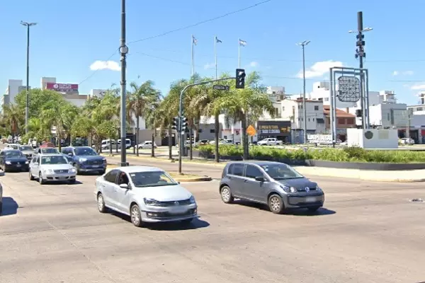 Autos transitando por la Av 13 de La Plata