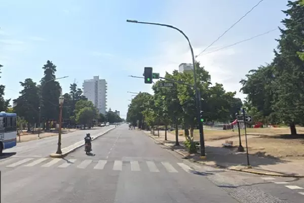 Moto transitando por la Av 7 de La Plata
