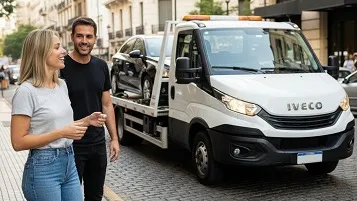 Mujer hablando con el chofer de la grúa