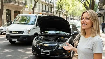 Mujer mirando como llega la grúa a buscar un auto